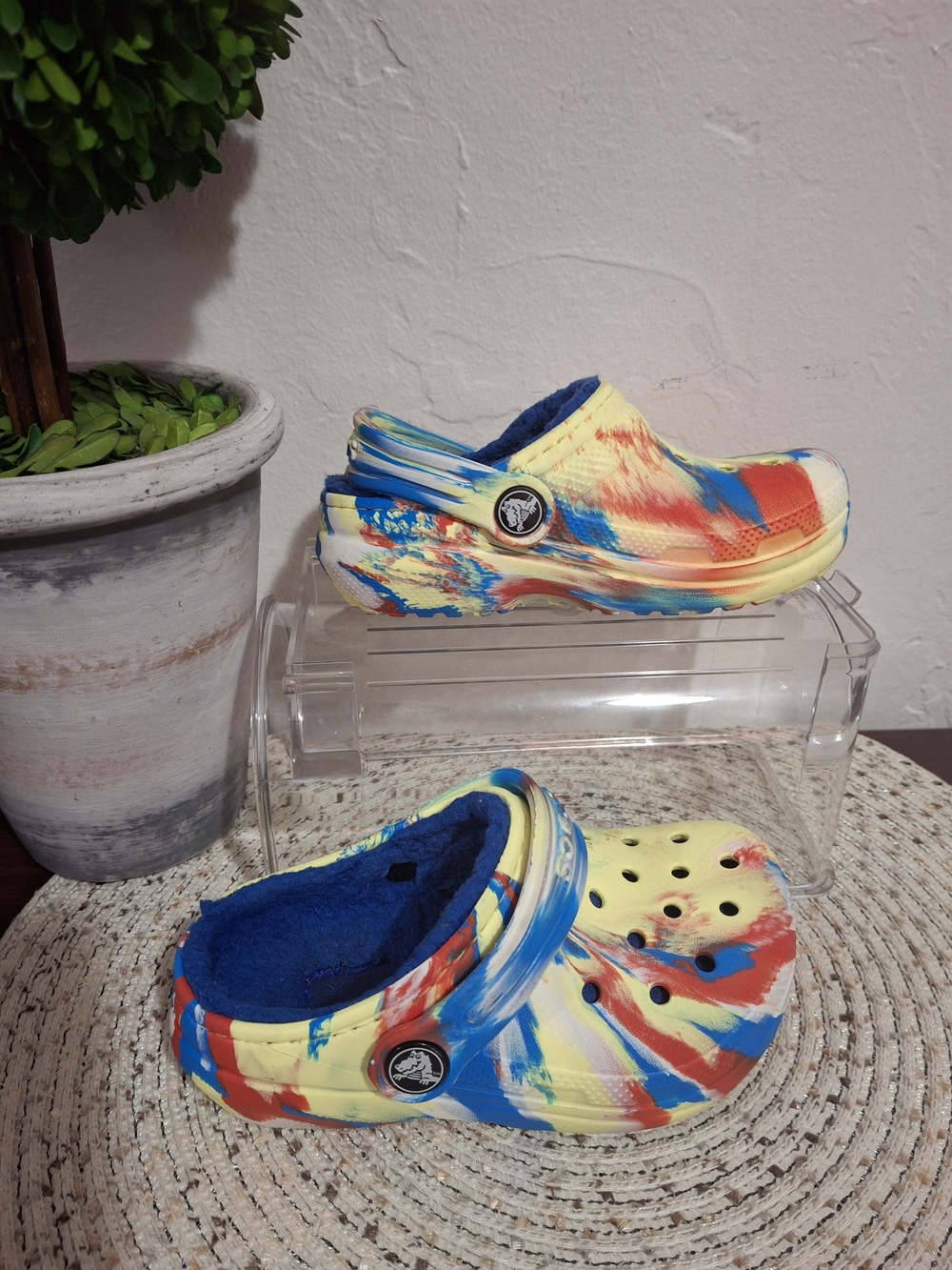 CROCS Kids Tie-Dye Lined Clog in Yellow, Blue & Red Size 9.